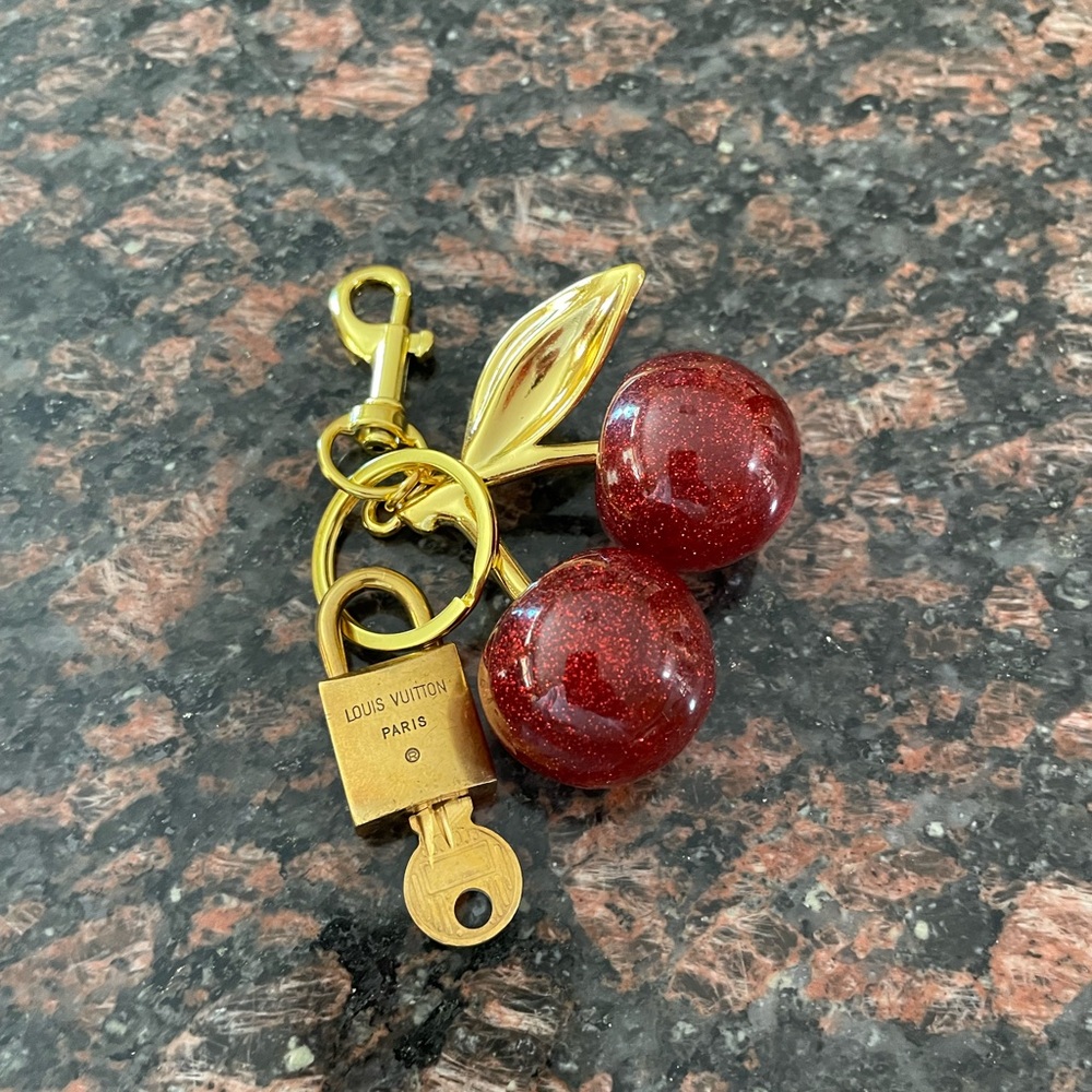 Louis Vuitton, LIMED EDITION Gold-tone Key Charm w/Red Glitter Cherries, Ceries - Picture 3 of 4